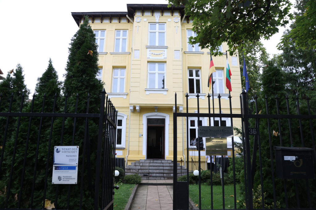 Dr. Maya Neidenowa - Office